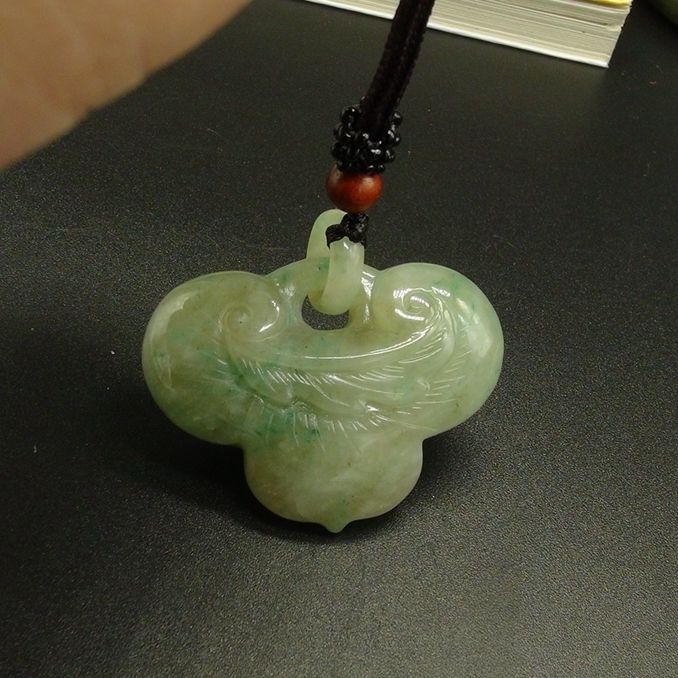 独山玉透水天蓝料挂件：如意锁