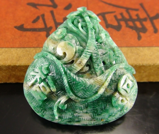 独山玉透水天蓝料挂件：一揽富贵