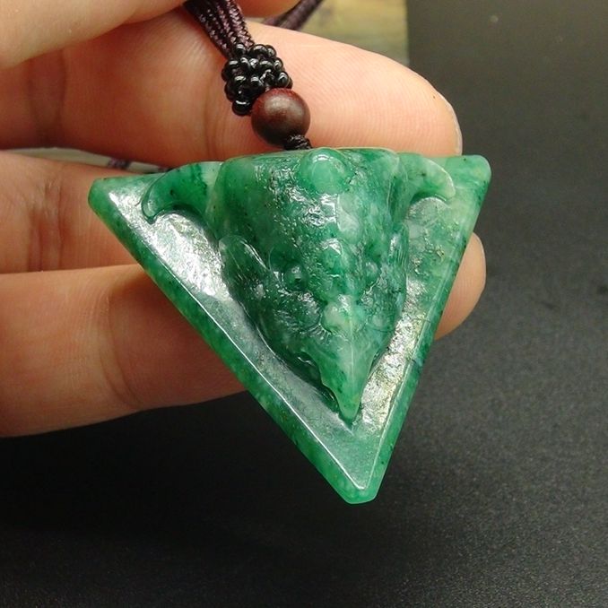 独山玉透水天蓝料挂件：鹰头/赢头