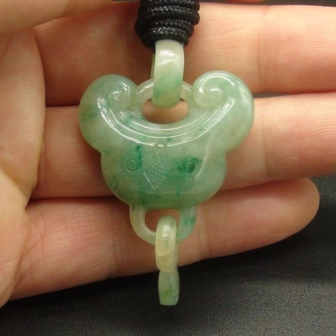 独山玉透水天蓝料挂件：如意锁/宝宝锁