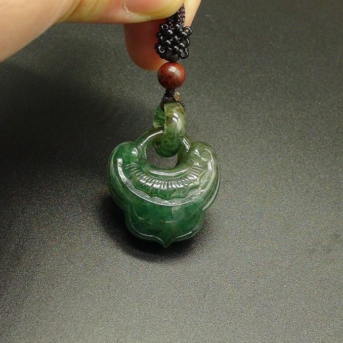 独山玉透水天蓝料挂件：如意锁